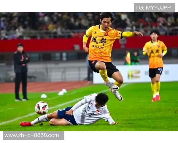 国足球星振臂高呼激情庆祝赛场胜利瞬间点燃全国球迷热情